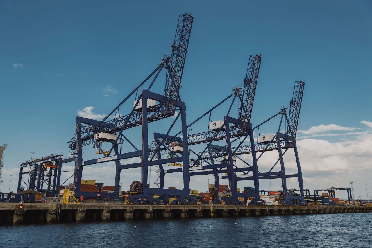 Zara創業者が港湾事業に参入：アパレル巨人が海運インフラに賭ける理由