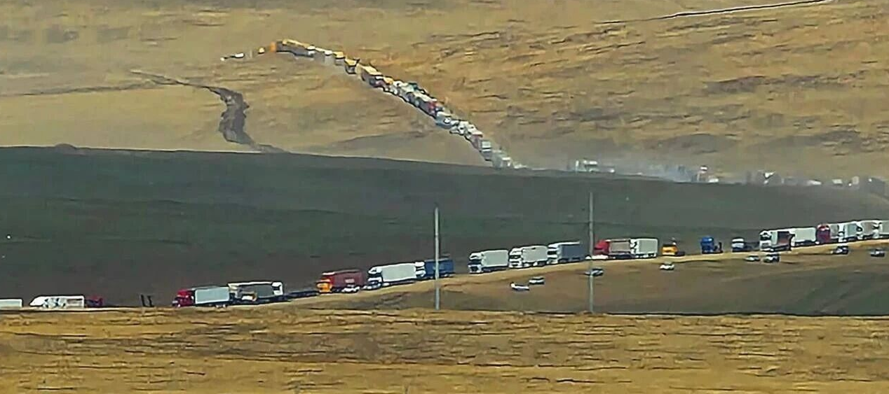 カザフスタン・ロシア国境で深刻な渋滞発生